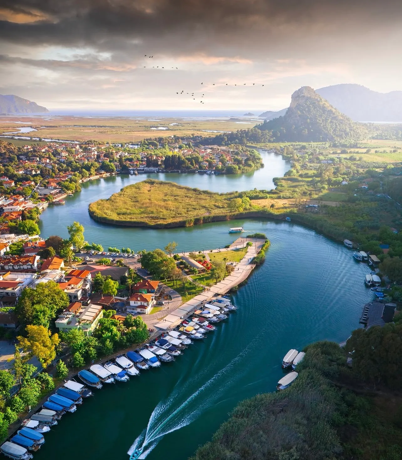 Dalyan kanalı, akşam ışığında tekneler