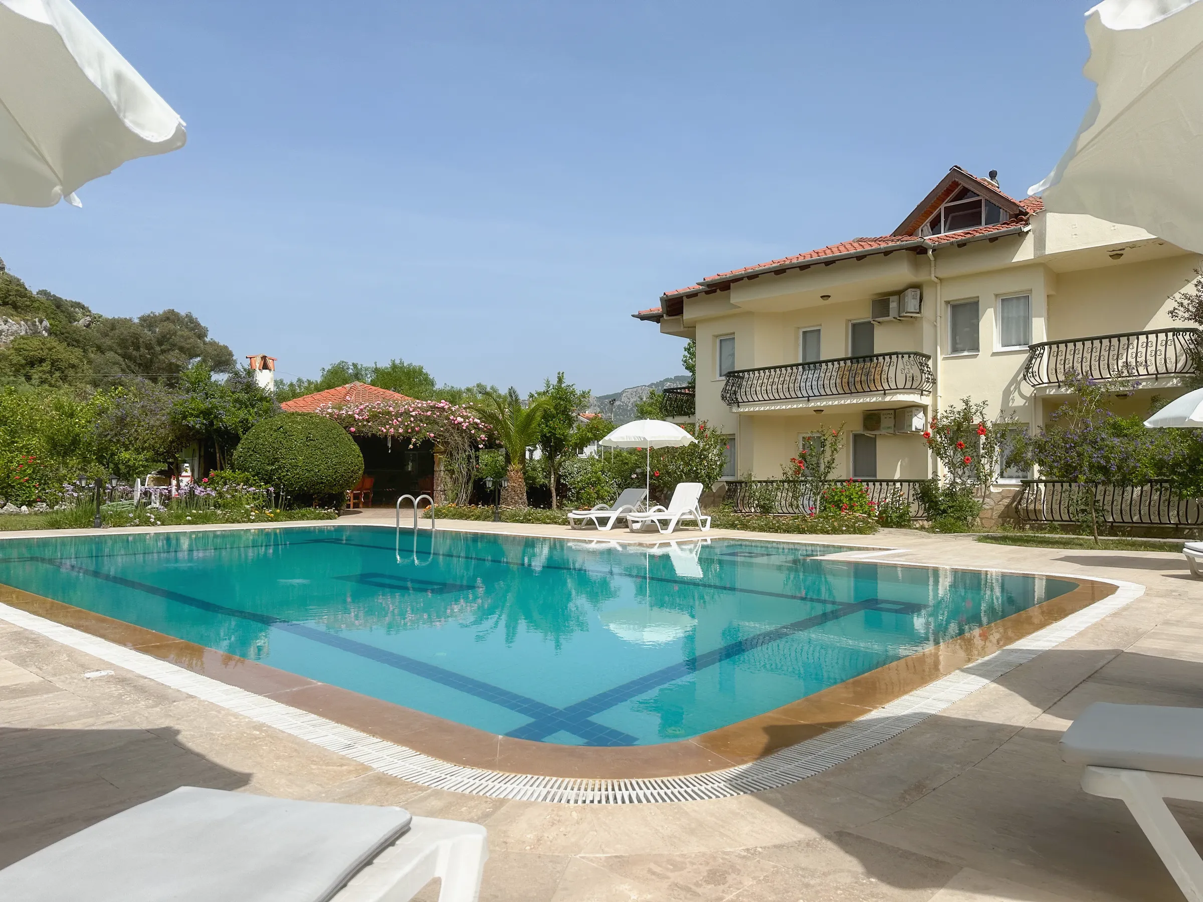 Aisha Apart Hotel — havuz, bahçe ve bina