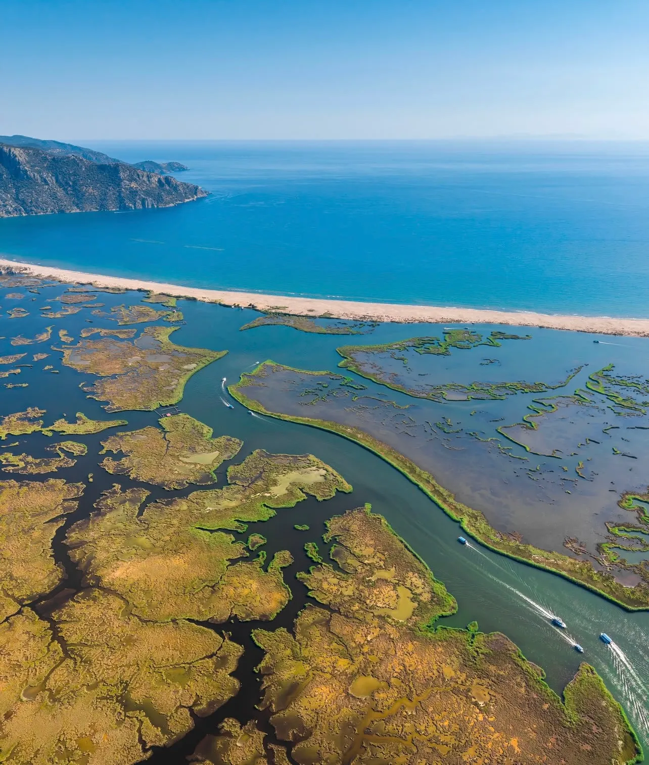 Dalyan deltası, kanallar ve İztuzu kumsalı